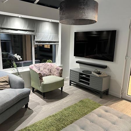 Cosy Double Bedroom In Newcastle Upon Tyne - Access To Shared Kitchen, Shared Lounge And Shared Conservatory Areas Inc Sky Tv And Netflix Esterno foto
